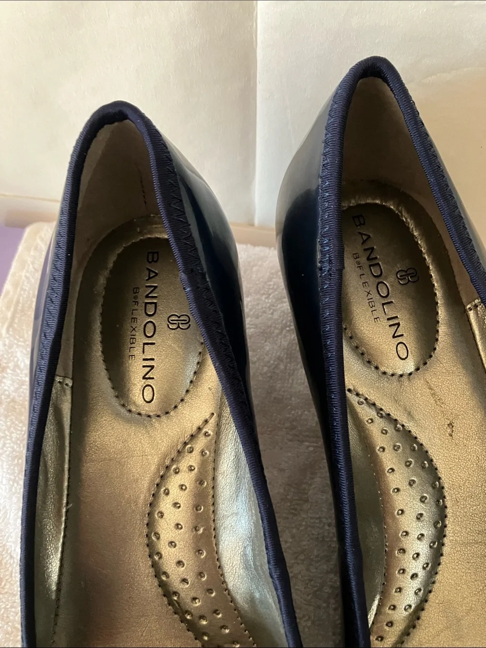 Bandolino Tad Women’s Sz 6 Navy w/Silver Bucket Slip on wedge shoe New w/box